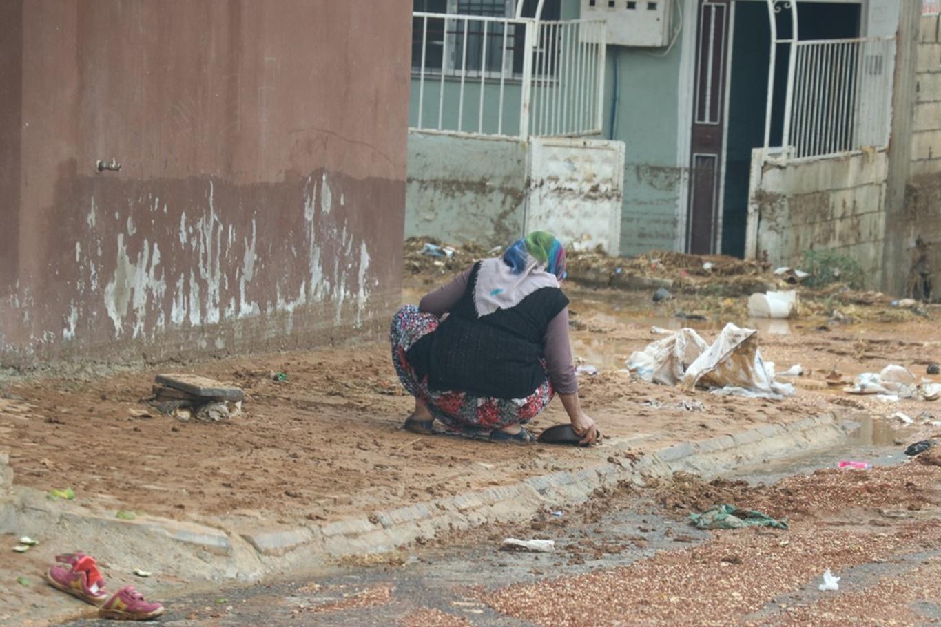 Gaziantep'te etkili olan yağışın sele dönüşmesi sonucu ev ve işyerleri çamur deryasına döndü